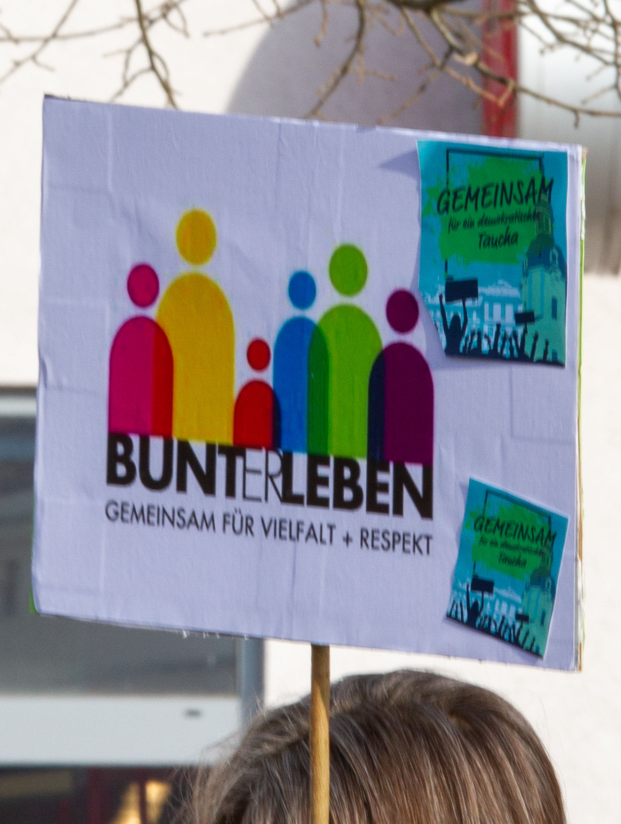 Schild mit Aufschrift: BuntER Leben. Gemeinsam für Vielfalt und Respekt