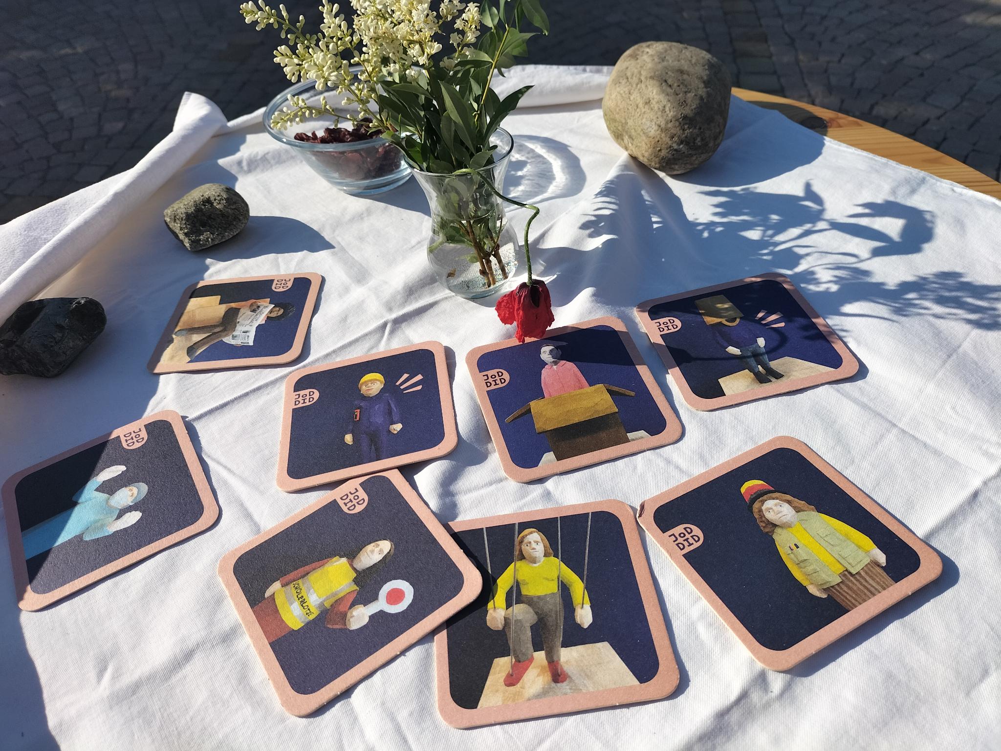 Bierdeckel mit Menschen drauf auf einem Tisch